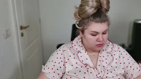 Snapshot of love_wiggy18 chatting on 12-15-25, 07:45 Ally online show from 12-15-25, 07:45