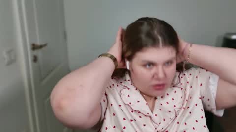 Snapshot of love_wiggy18 chatting on 12-18-25, 07:09 Ally online show from 12-18-25, 07:09