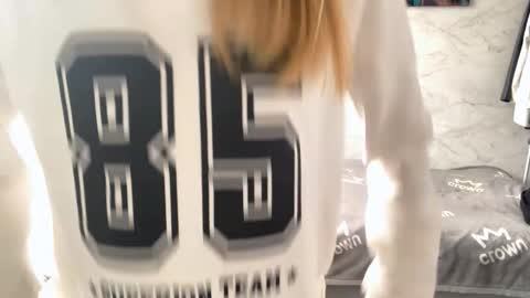 Snapshot of lovelladeboer chatting on 10-12-25, 07:18 Ella online show from 10-12-25, 07:18