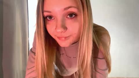 Snapshot of lovelladeboer chatting on 10-16-25, 06:03 Ella online show from 10-16-25, 06:03