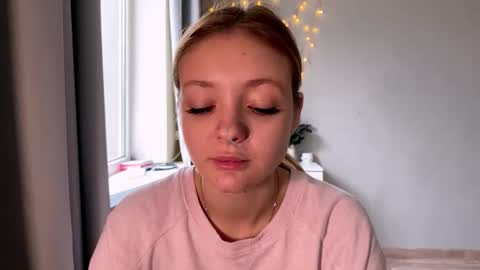 Snapshot of lovelladeboer chatting on 12-23-25, 06:22 Ella online show from 12-23-25, 06:22