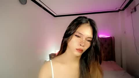 Snapshot of lovely_oliviax chatting on 05-14-26, 12:01 KATE online show from 05-14-26, 12:01