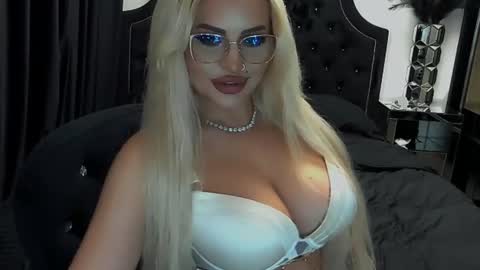 Snapshot of lovelyblondyxxx chatting on 06-09-26, 10:21 PrAllinXXXa online show from 06-09-26, 10:21