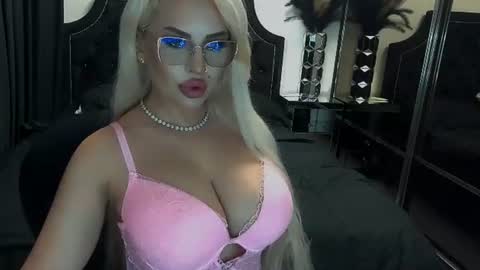 Snapshot of lovelyblondyxxx chatting on 06-10-26, 10:52 PrAllinXXXa online show from 06-10-26, 10:52