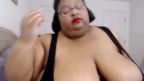 Snapshot of loves_aura chatting on 06-25-26, 12:43 Alyson online show from 06-25-26, 12:43