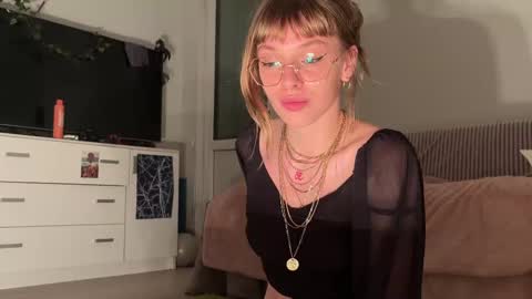 Snapshot of lovesstation chatting on 10-18-25, 06:08 lovesstation online show from 10-18-25, 06:08