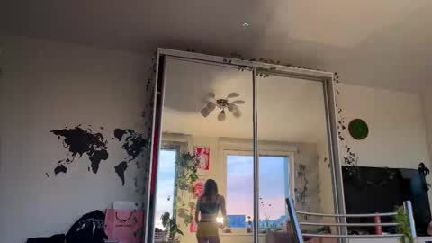 Snapshot of lovesstation chatting on 10-19-25, 02:40 lovesstation online show from 10-19-25, 02:40