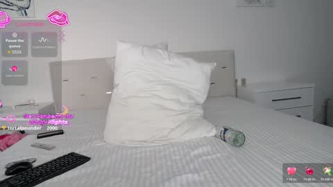 Snapshot of loving_kristina chatting on 12-15-25, 09:24 Cristina online show from 12-15-25, 09:24