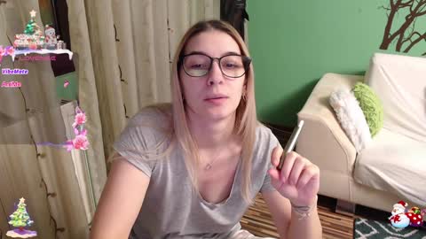 Snapshot of lovingfeetheels chatting on 12-16-24, 07:04 Antonia online show from 12-16-24, 07:04