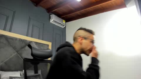 luca_morettii online show from 10-08-25, 12:03