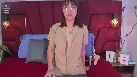 Snapshot of lucia_guzman chatting on 10-31-25, 10:22 online show from 10-31-25, 10:22