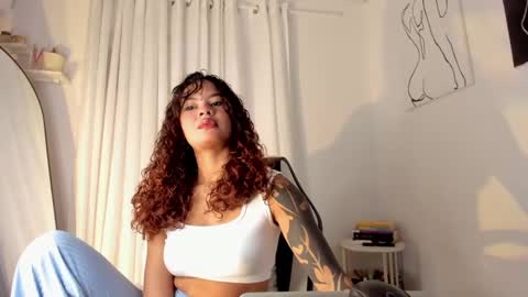 Snapshot of lucia_lee_ chatting on 01-05-25, 03:13 Lucia online show from 01-05-25, 03:13