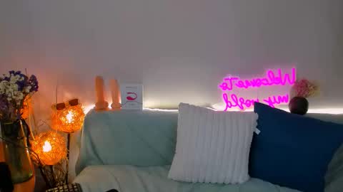 Snapshot of lucia_lucky chatting on 11-22-25, 06:12 Sindy online show from 11-22-25, 06:12