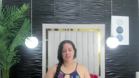 Snapshot of lucia_vonne chatting on 01-21-25, 11:35 Lucia Vonne online show from 01-21-25, 11:35