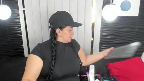 Snapshot of lucia_vonne chatting on 02-19-25, 11:49 Lucia Vonne online show from 02-19-25, 11:49