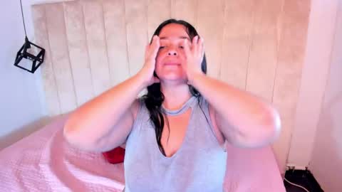 Snapshot of lucia_vonne chatting on 09-16-25, 02:40 Lucia Vonne online show from 09-16-25, 02:40