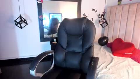 Snapshot of lucia_vonne chatting on 10-18-25, 12:35 Lucia Vonne online show from 10-18-25, 12:35