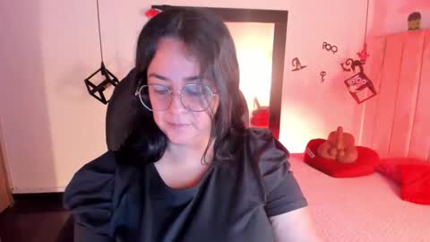 Snapshot of lucia_vonne chatting on 10-19-25, 09:04 Lucia Vonne online show from 10-19-25, 09:04