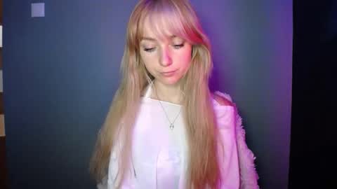 Snapshot of luciacam20 chatting on 09-23-25, 12:19 Lucy online show from 09-23-25, 12:19