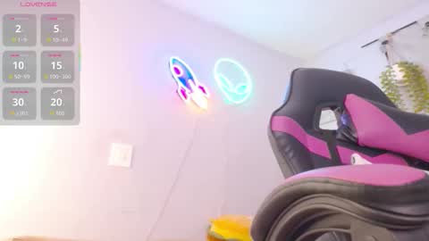 Snapshot of lucie_nicolls chatting on 03-11-26, 09:32 Lucie online show from 03-11-26, 09:32