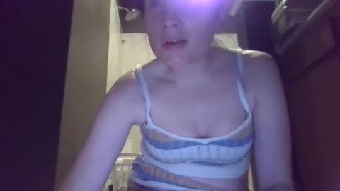 Snapshot of luckmoneylove1012 chatting on 12-16-24, 07:00 prettybaby1012 online show from 12-16-24, 07:00