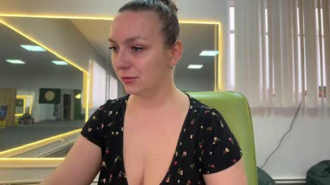 lucky_foryou_baby online show from 04-15-26, 10:00