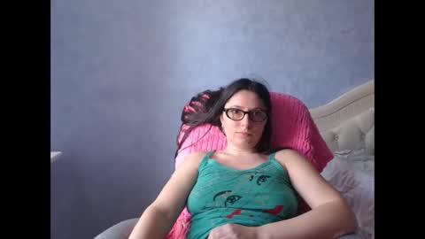 Snapshot of luckylinda23 chatting on 06-08-26, 11:21 luckylinda23 online show from 06-08-26, 11:21