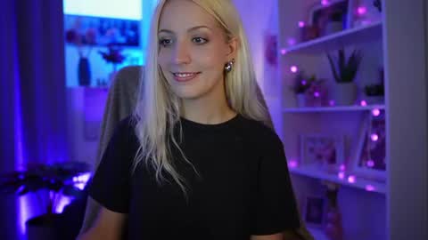 Snapshot of lucy_cutie_ chatting on 07-17-26, 06:02 Cutie Lucy online show from 07-17-26, 06:02