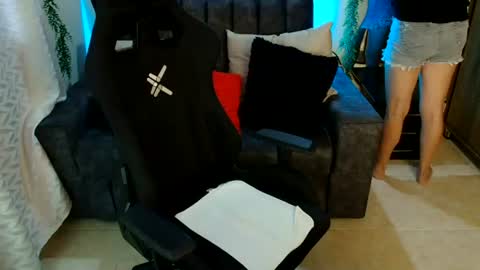 Snapshot of lucyli_ chatting on 06-19-26, 02:43 LUCY online show from 06-19-26, 02:43