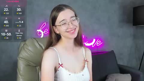 Snapshot of lucyy_green chatting on 08-03-26, 12:53 Lucy online show from 08-03-26, 12:53