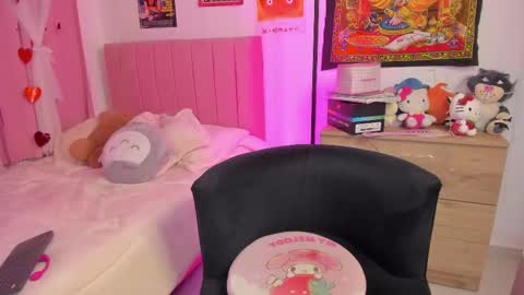 Snapshot of lucyy_peach chatting on 10-17-25, 01:53 LUCYY FROM HOME online show from 10-17-25, 01:53