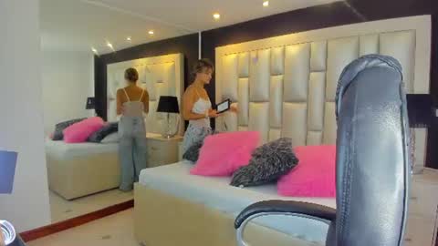Snapshot of luisajonnes_ chatting on 06-15-26, 04:53 Luisa online show from 06-15-26, 04:53
