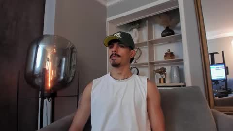 Snapshot of lukeetaylor_ chatting on 11-22-25, 04:33 Luke Taylor online show from 11-22-25, 04:33