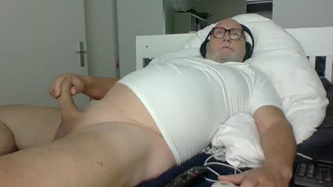 Snapshot of luley58 chatting on 09-18-25, 03:52 luley58 online show from 09-18-25, 03:52