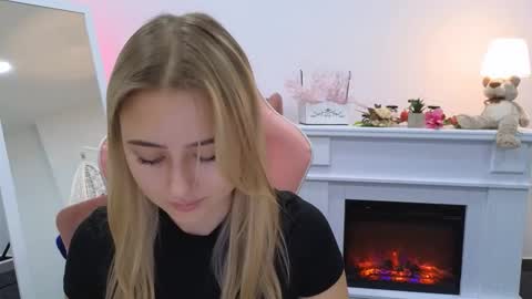 Snapshot of lulu___moon chatting on 09-16-25, 01:12 Lily online show from 09-16-25, 01:12