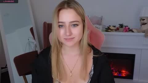 Snapshot of lulu___moon chatting on 09-19-25, 10:27 Lily online show from 09-19-25, 10:27