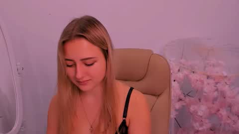 Snapshot of lulu___moon chatting on 10-11-25, 06:34 Lily online show from 10-11-25, 06:34