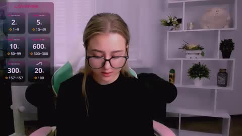 Snapshot of lulu___moon chatting on 11-18-25, 07:57 Lily online show from 11-18-25, 07:57