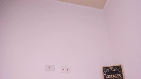 Snapshot of lulu_russell chatting on 03-10-25, 08:04 LULU online show from 03-10-25, 08:04