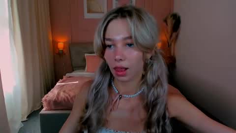 Snapshot of lulualise chatting on 05-24-26, 01:05 Alise online show from 05-24-26, 01:05
