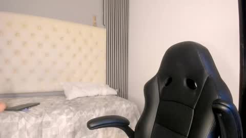 luna and banji online show from 12-19-25, 05:03