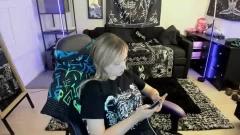 Snapshot of luna_lovelyy chatting on 06-08-26, 04:02 Luna online show from 06-08-26, 04:02