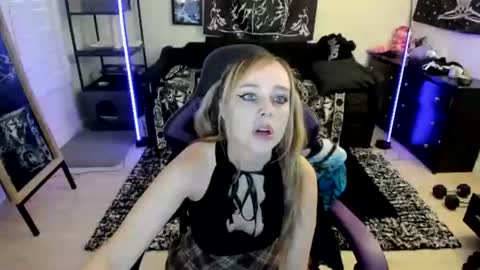 Snapshot of luna_lovelyy chatting on 06-25-26, 07:51 Luna online show from 06-25-26, 07:51