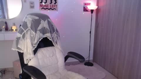 Snapshot of luna_mails chatting on 04-18-26, 12:20 Luna online show from 04-18-26, 12:20