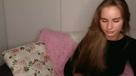 Snapshot of luna_moon77 chatting on 10-22-25, 01:44 Luna online show from 10-22-25, 01:44