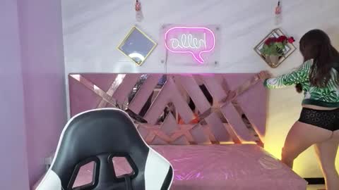 Snapshot of luna_star_v chatting on 11-20-25, 03:18 Live 1000pm 600am COLOMBIAN HOUR online show from 11-20-25, 03:18