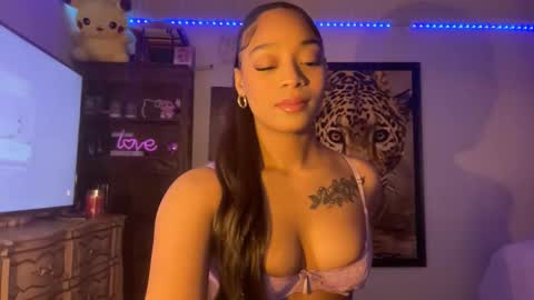 lunaa_11 online show from 11-15-25, 08:27