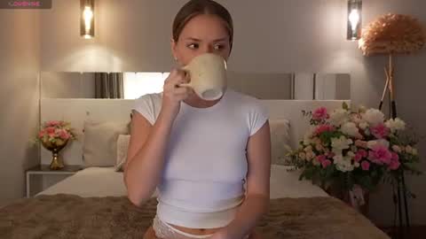 Snapshot of lunaaaura chatting on 07-31-26, 01:49 Sophia online show from 07-31-26, 01:49