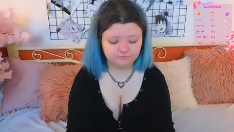 Snapshot of lunaar_ chatting on 05-17-26, 06:00 Luna online show from 05-17-26, 06:00