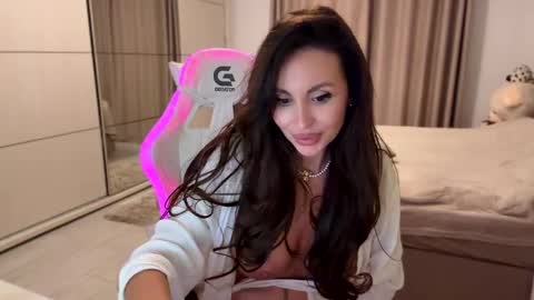 Snapshot of lunabex chatting on 04-20-26, 06:20 LunaBex online show from 04-20-26, 06:20